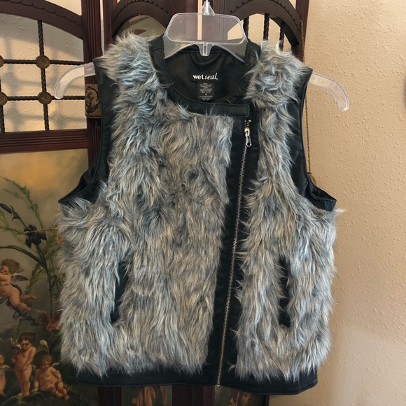Adorable Gray and Black Vest - Picture 1 of 4